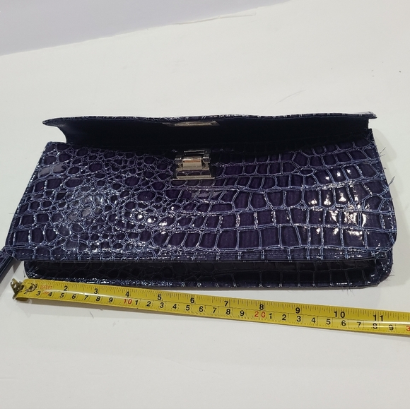 New York & Company Elegant Navy Crocodile-Embossed Clutch wristlet - Picture 5 of 6